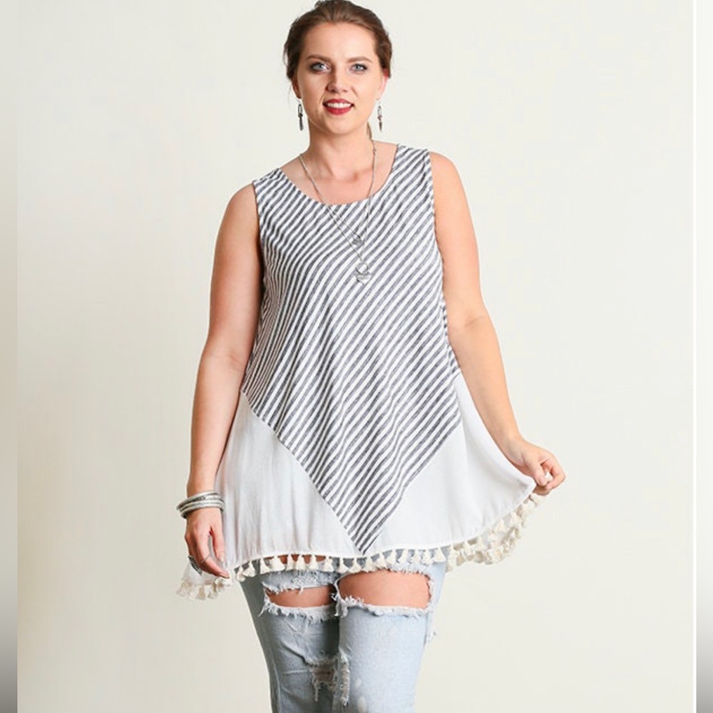 Striped long sleeveless top.
